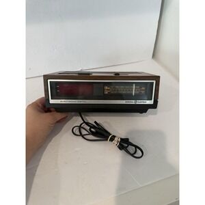 Vintage GE General Electric Clock Radio AM/FM Digital LED Walnut Grain 7-4640A